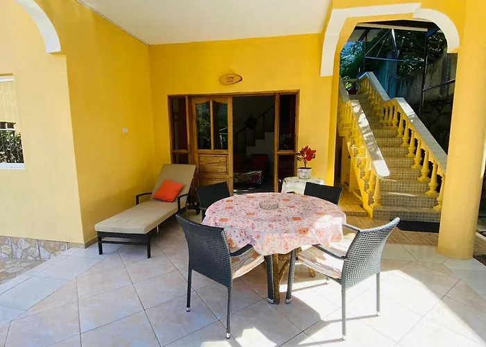 Pet friendly Josies Cottage Beau Vallon 